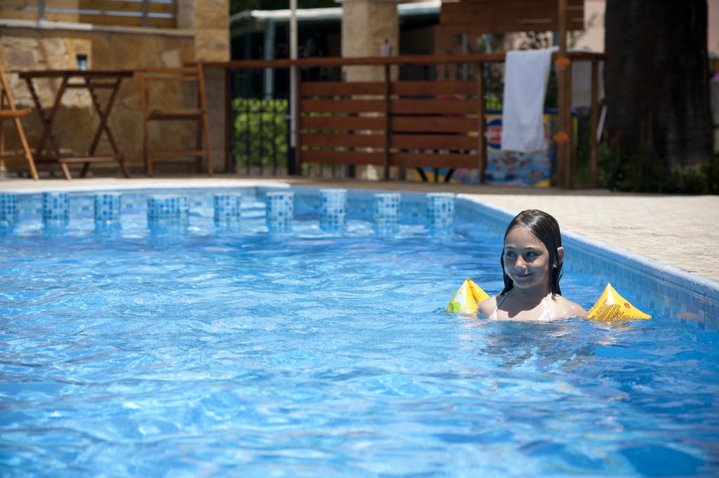 Nikolas Suites คาโตดารัตโซ ภายนอก รูปภาพ